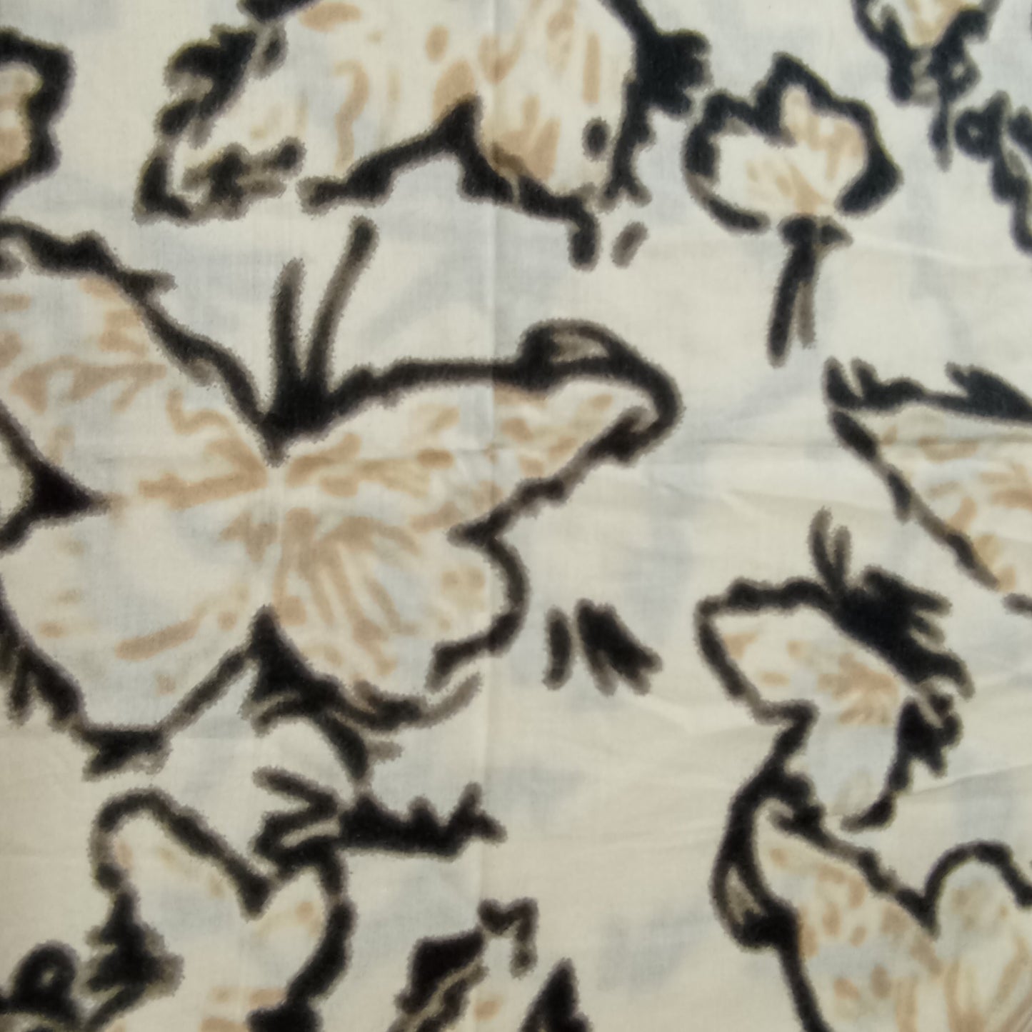 Kuscheliger Winterschal "Schmetterling" in natur, beige und schwarz