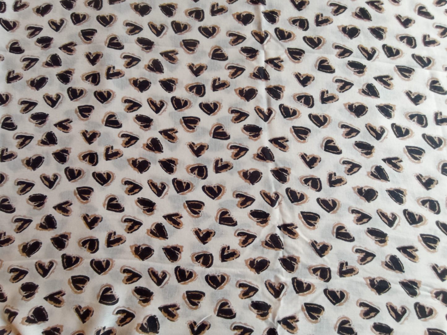 Kräftiger Herbstschal "kleine Herzen" natur, schwarz und beige