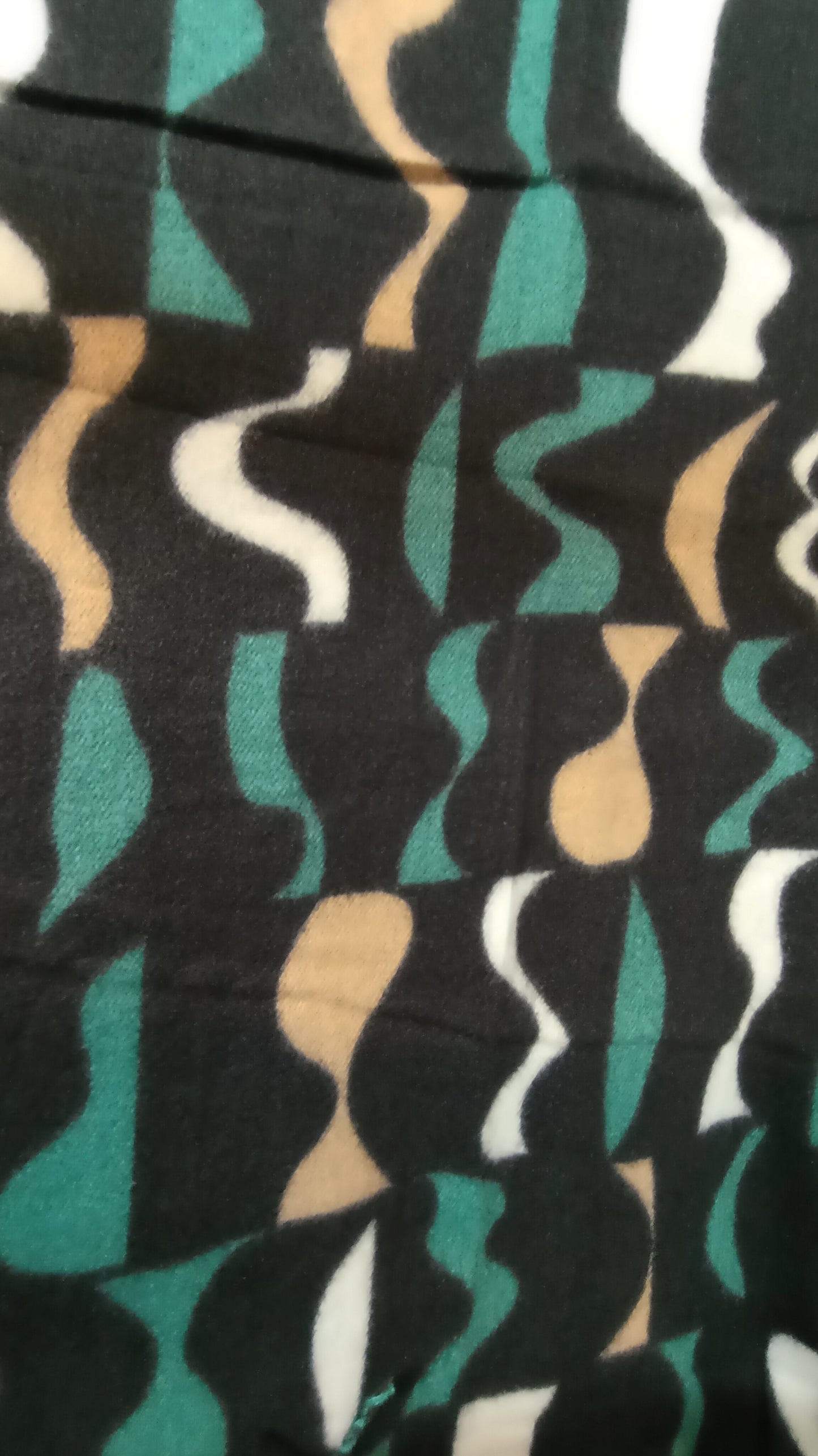 Flauschiger Schal in schwarz, petrol, beige und weiß