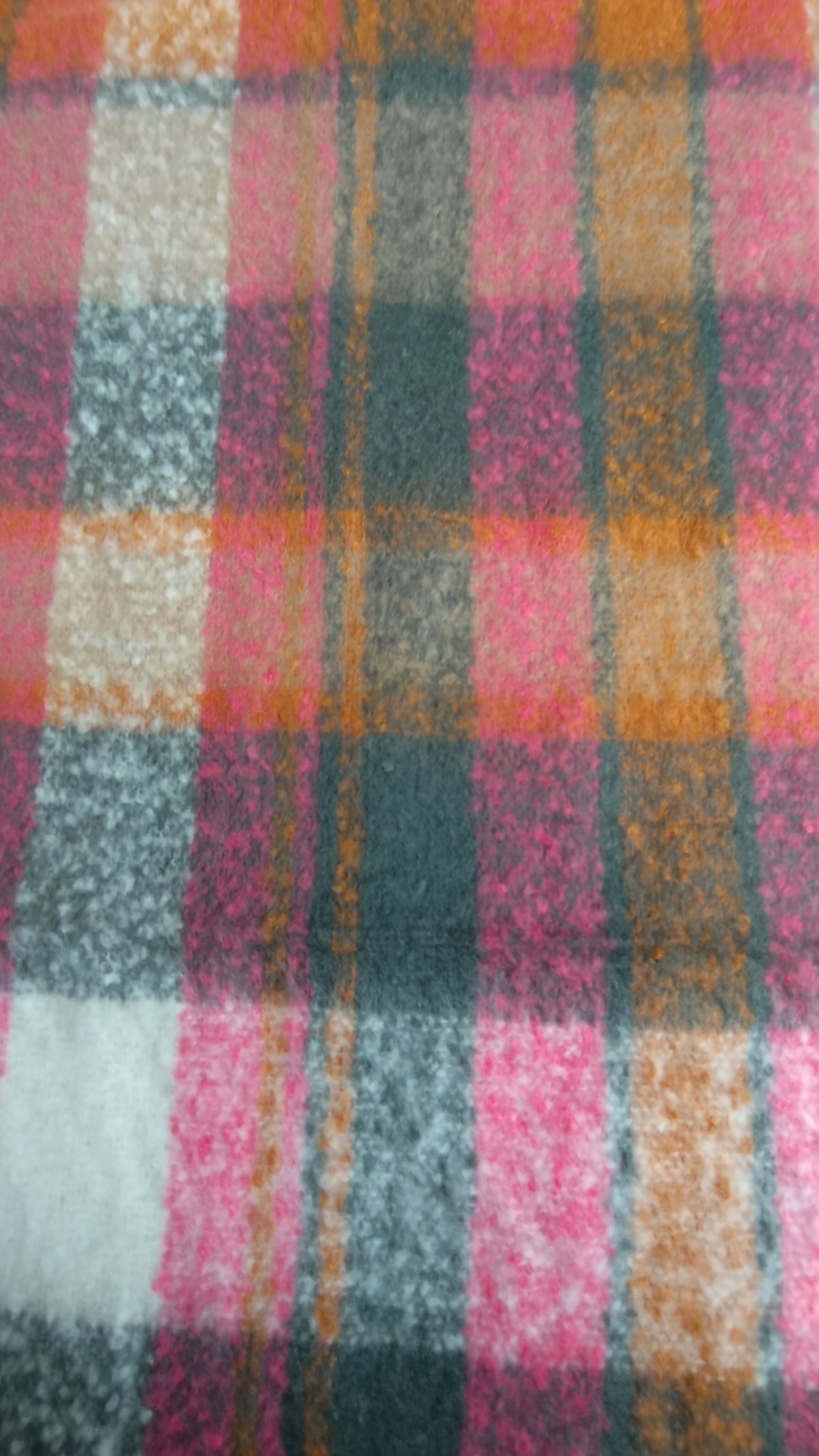 dicker, weicher Winterschal "kariert" in orange, pink, beige, senf und wollweiß, mit Fransen