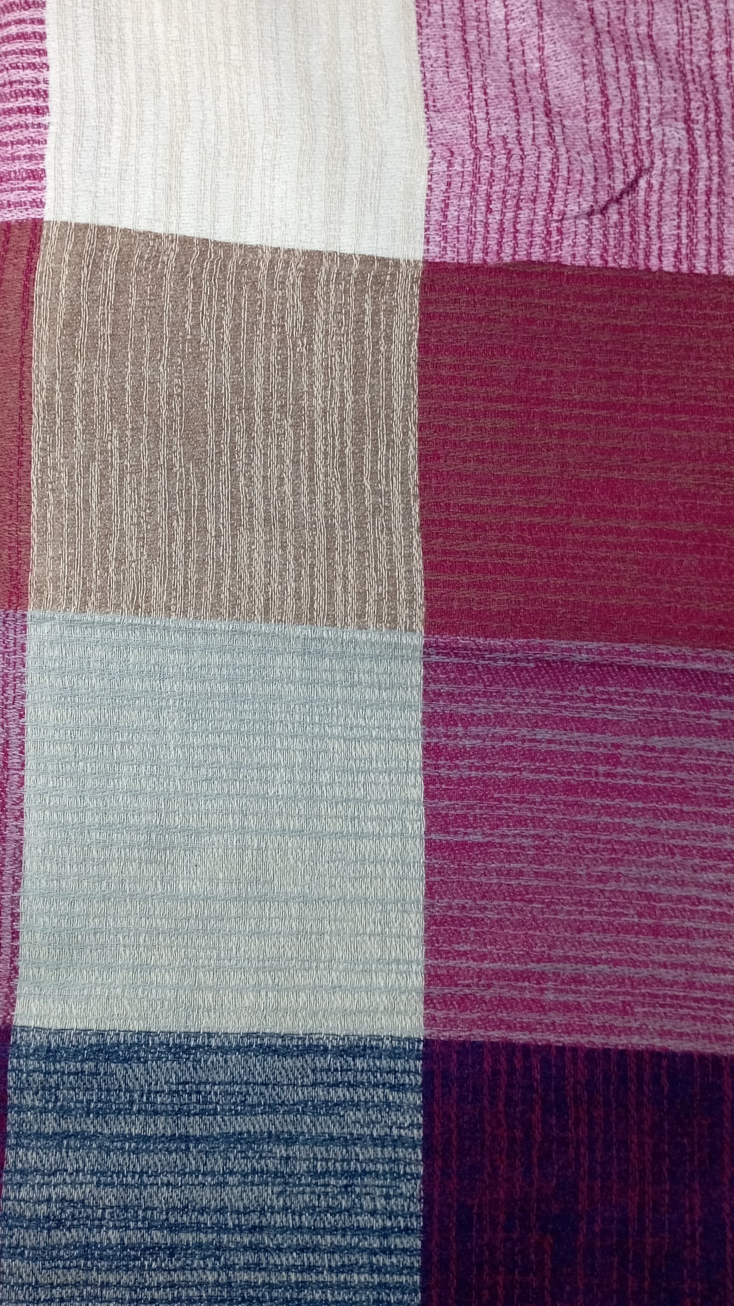 Kuscheliger Winterschal "Farbmix" in bkau, weinrot, beige, wollweiß und hellblau, mit Fransen
