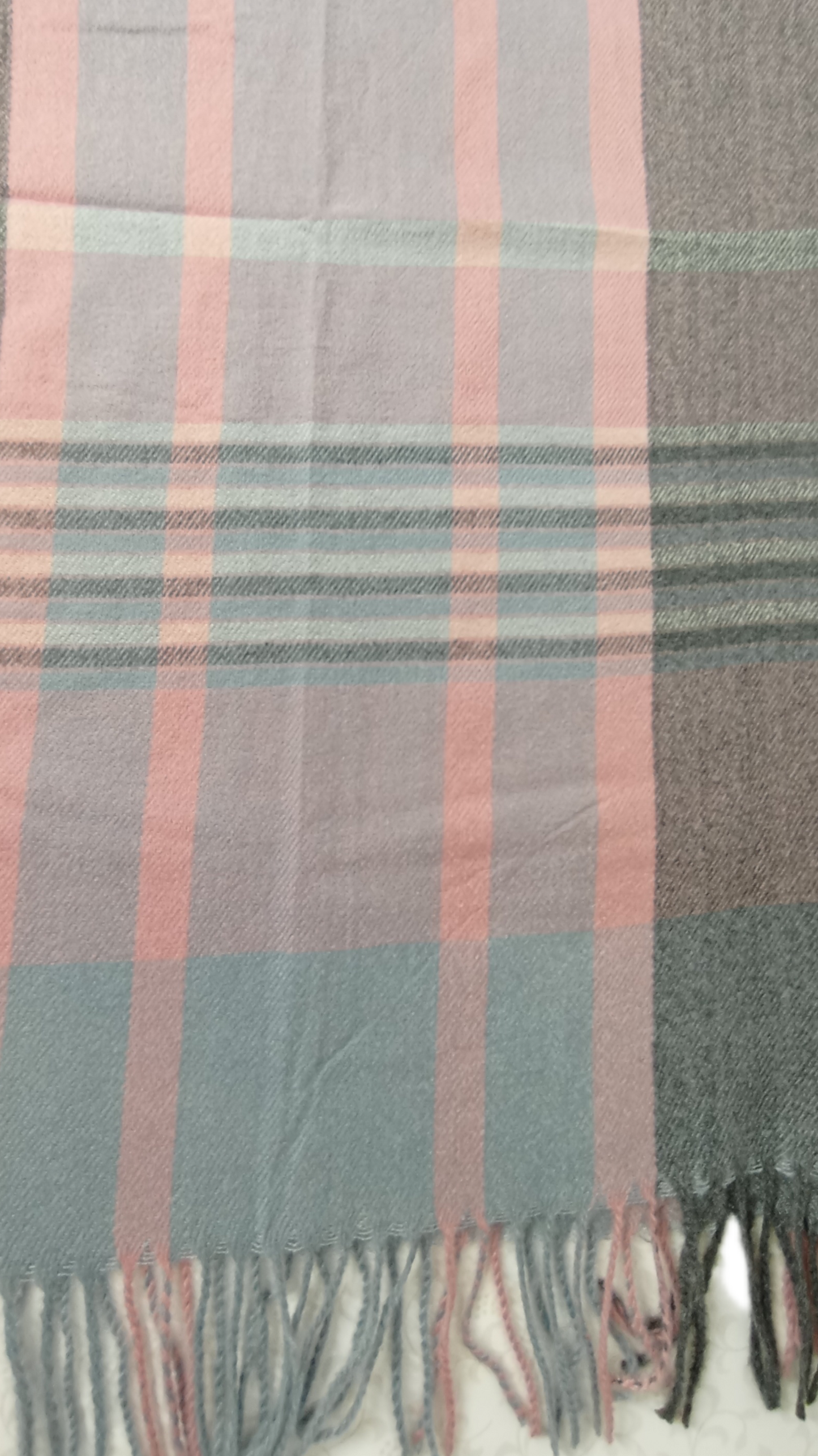 weicher Winterschal in rosa, grau und hellblau