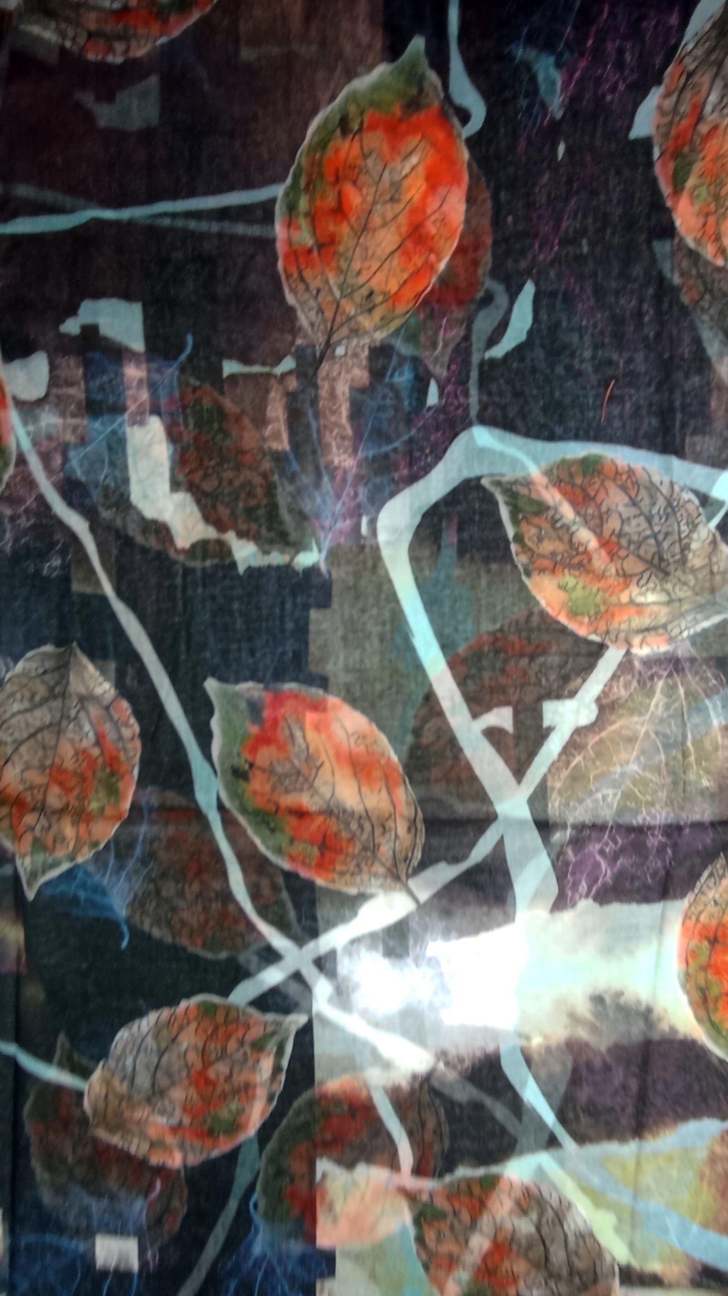 ganz leichter Übergangsschal "Herbstblätter" in schwarz, orange, blau und weiß