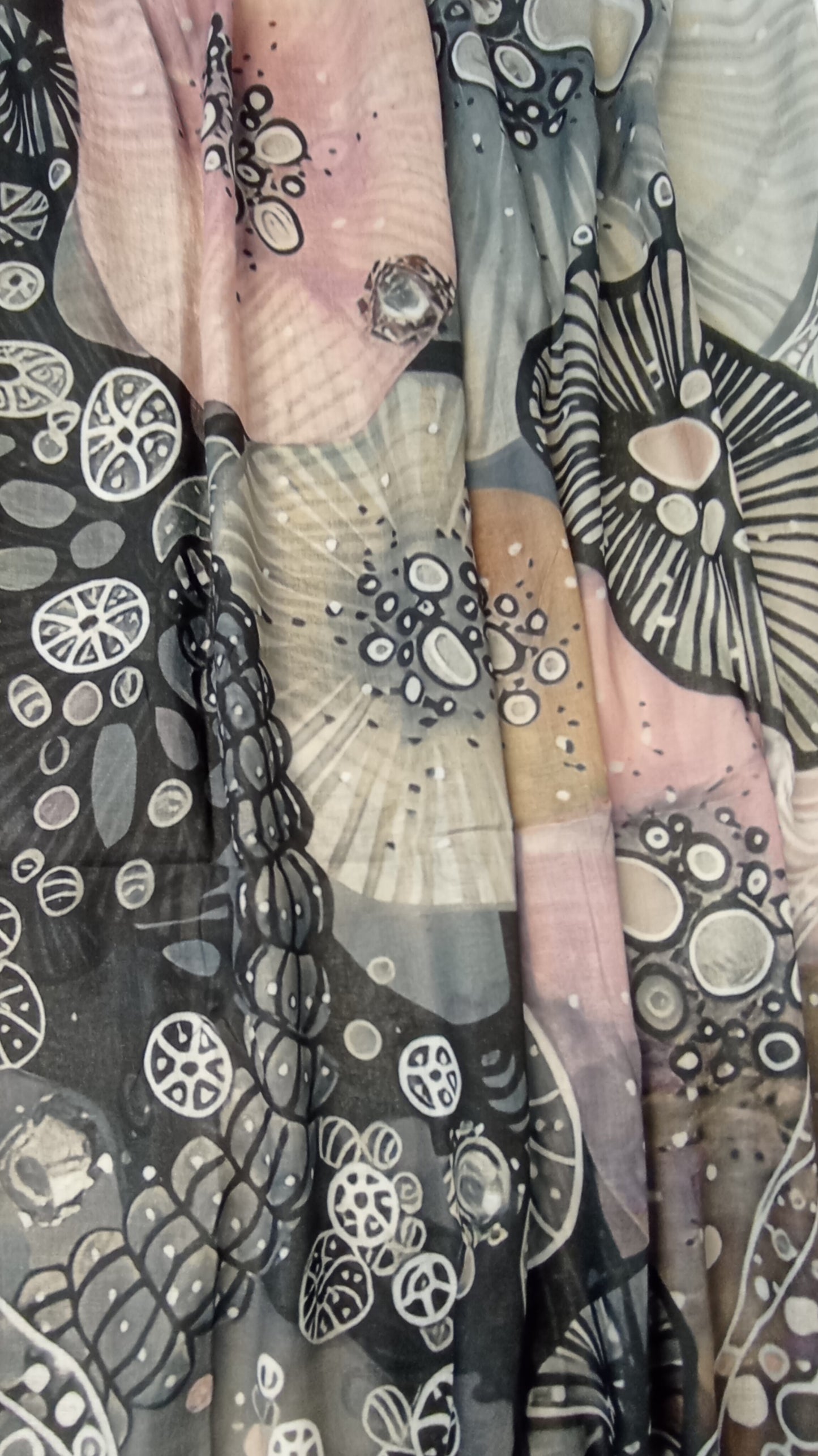 Herbst-/Winterschal "Qualle" in schwarz, rosa, grau und beige