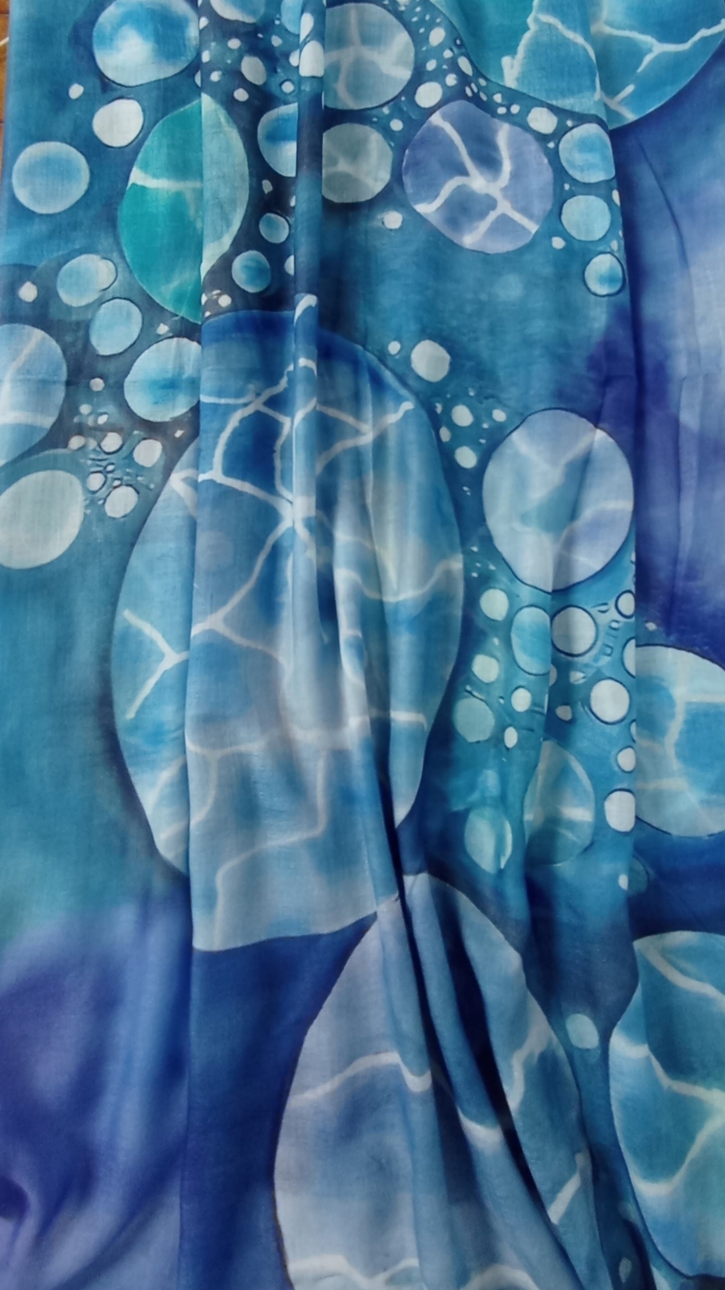 Herbst-/Winterschal "Luftblasen" in blau und aquafarben