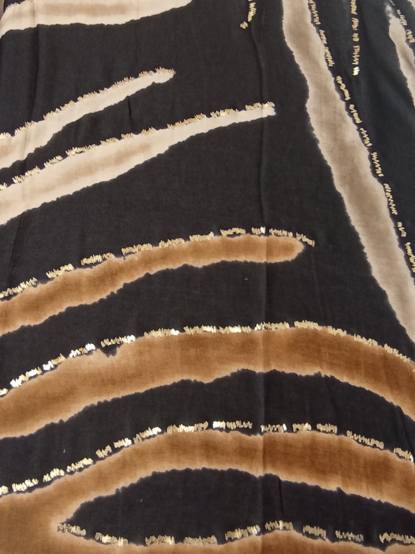Kräftiger Winterschal "Zebra" mit Goldapplikationen in schwarz-braun