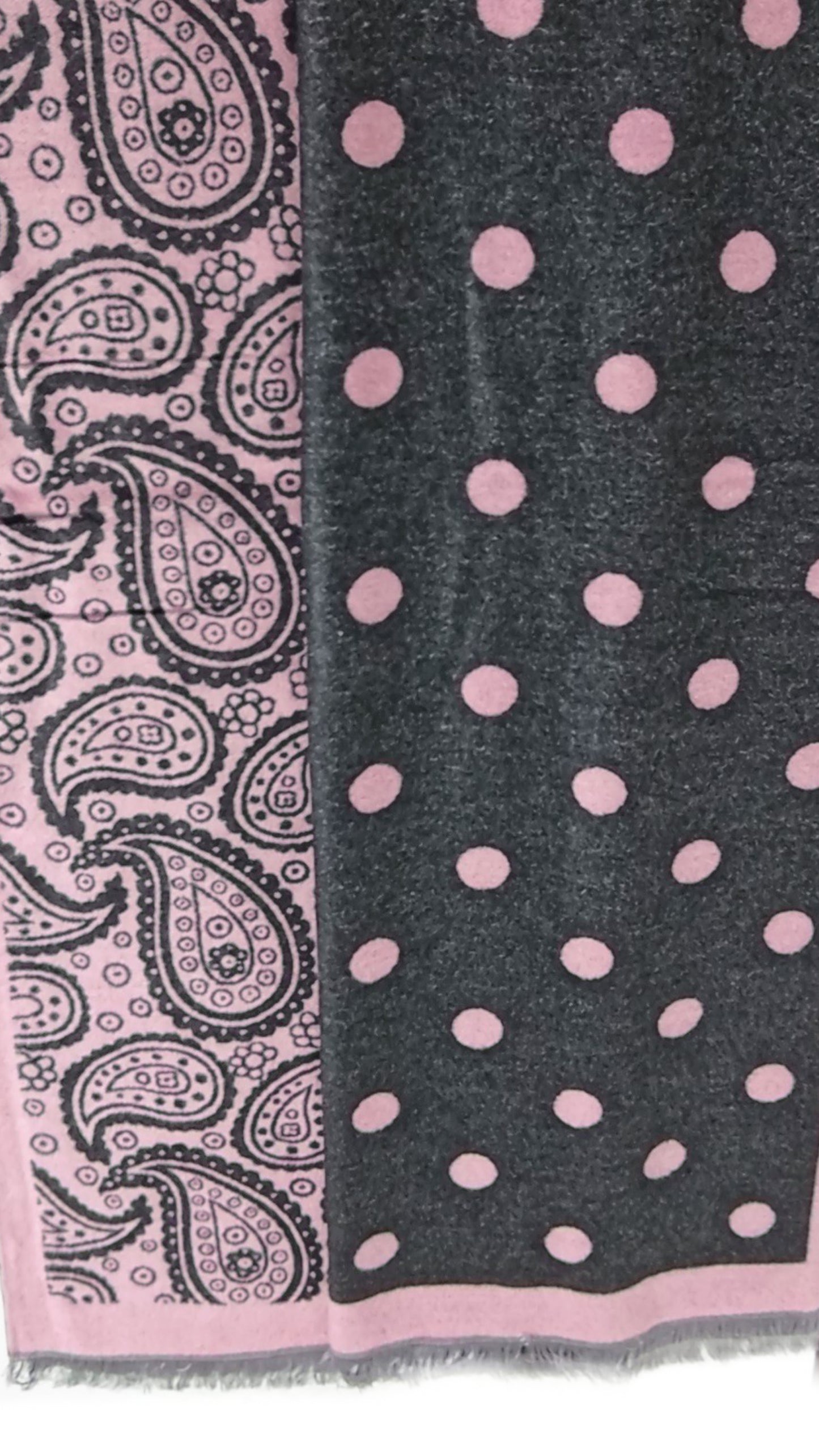 Kuscheliger Winterschal mit Kaschmir "Paisley und Punkte" in rosa-schwarz, mit Mini-Fransen (Designed in Italy)