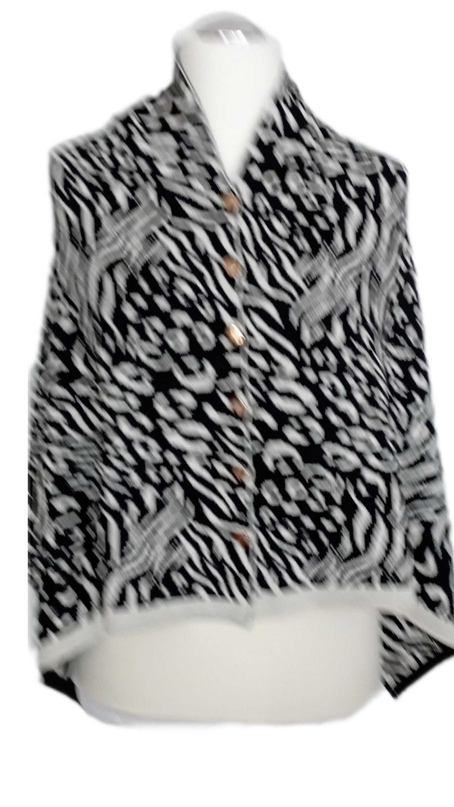 Warmer, weicher Ponchoschal mit Kaschmir "Gemustert" in natur und schwarz, mit 6 goldenen Knöpfen (Designed in Italy)