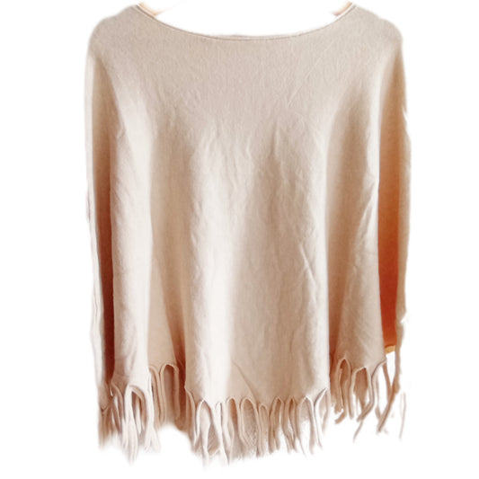 Kuscheliger Poncho mit Fransen "uni" in wollweiß (beige), schwarz und lila