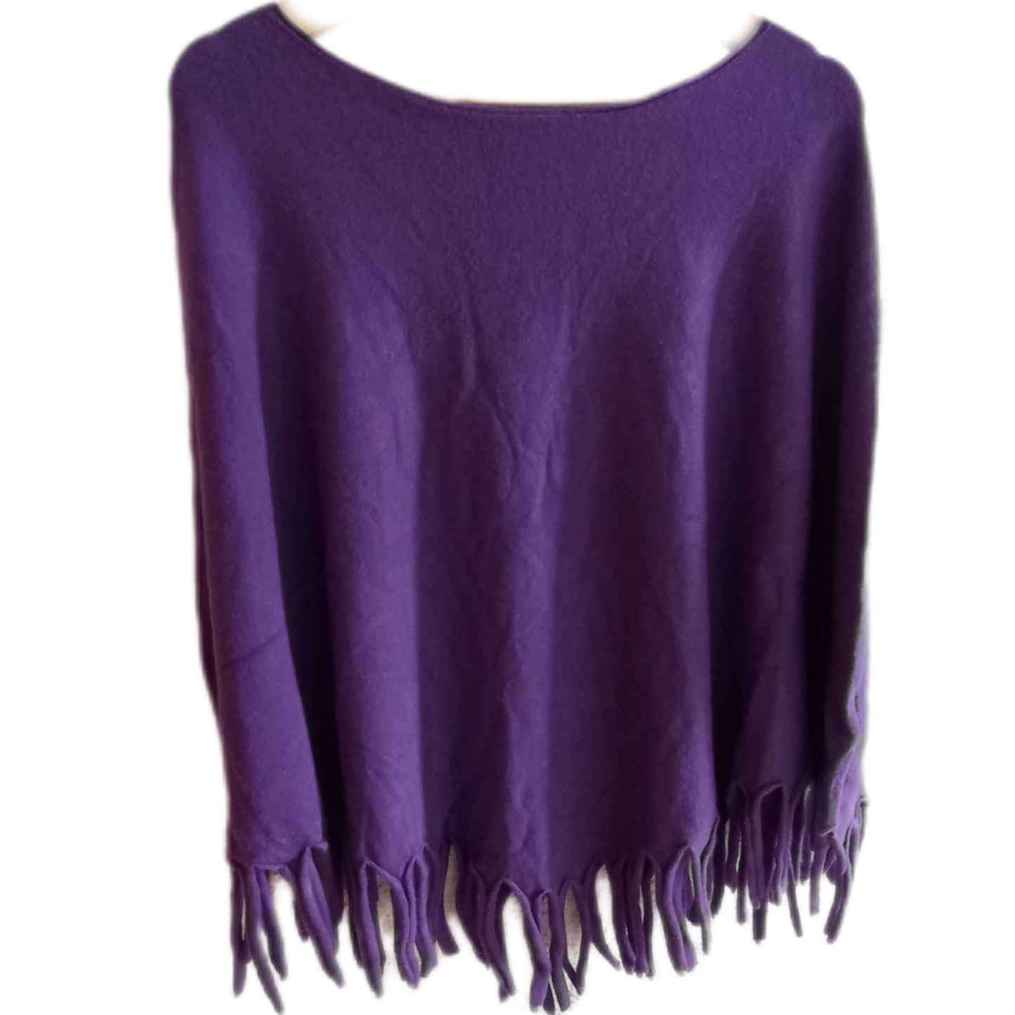 Kuscheliger Poncho mit Fransen "uni" in wollweiß (beige), schwarz und lila