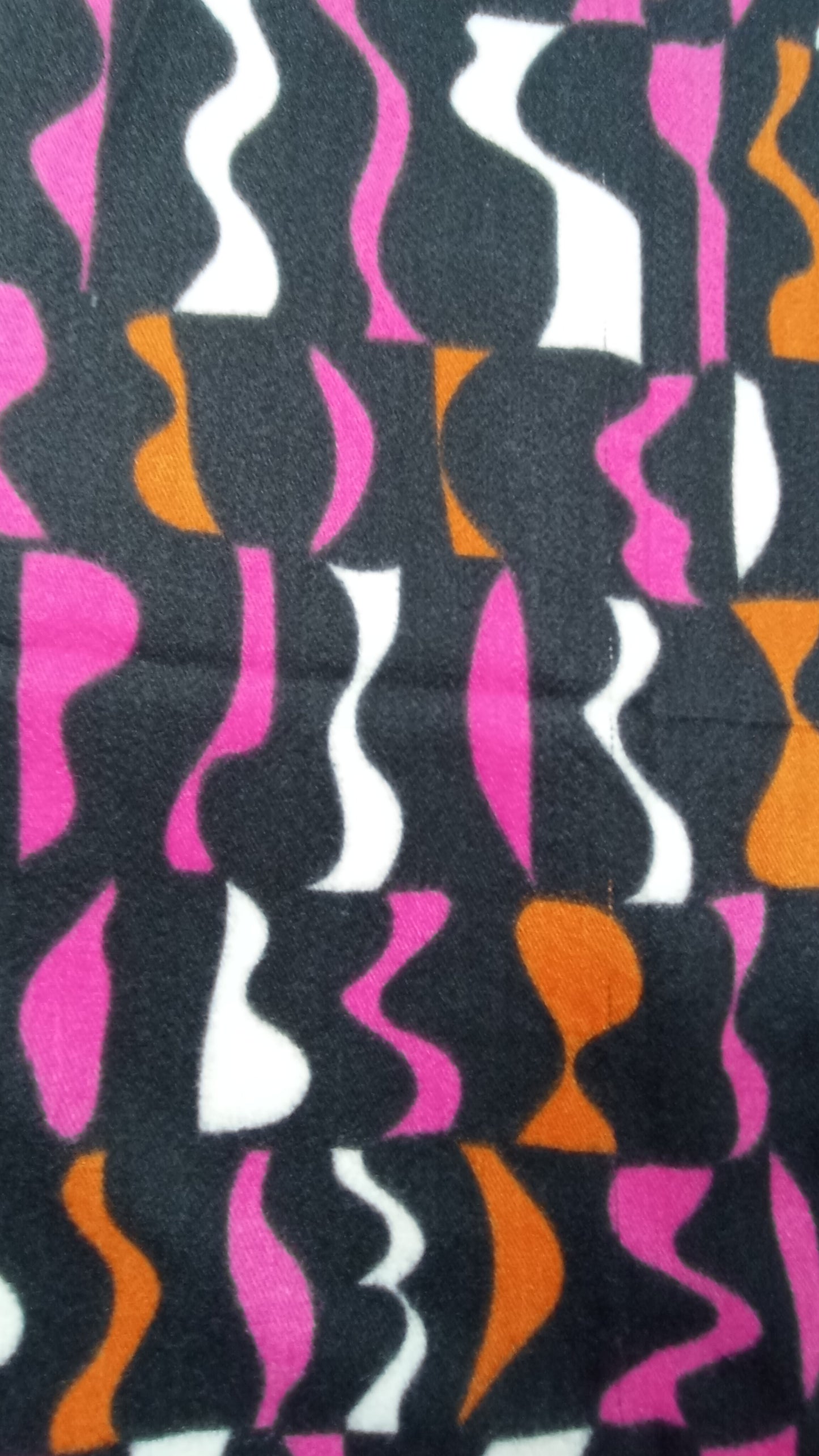 Flauschiger Schal in schwarz, pink, orange und weiß