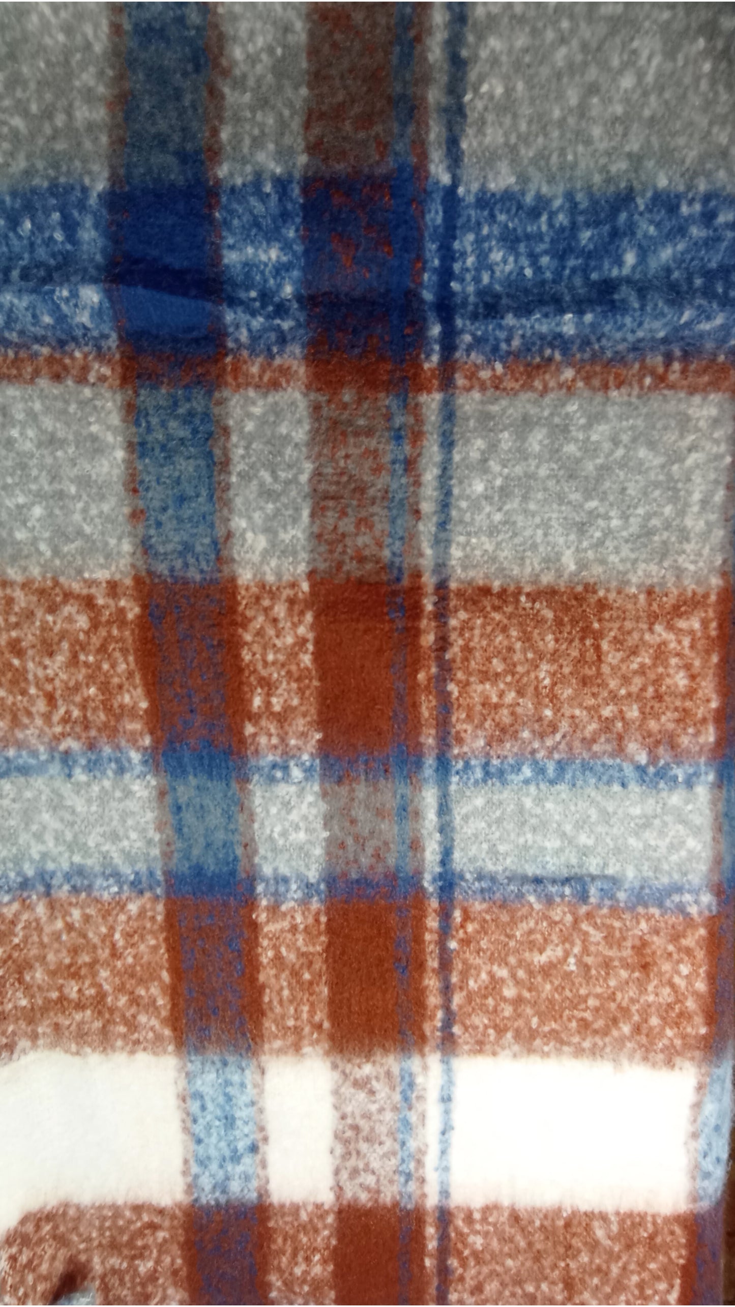 dicker, weicher Winterschal "kariert" in blau, braun, grau und wollweiß, mit Fransen