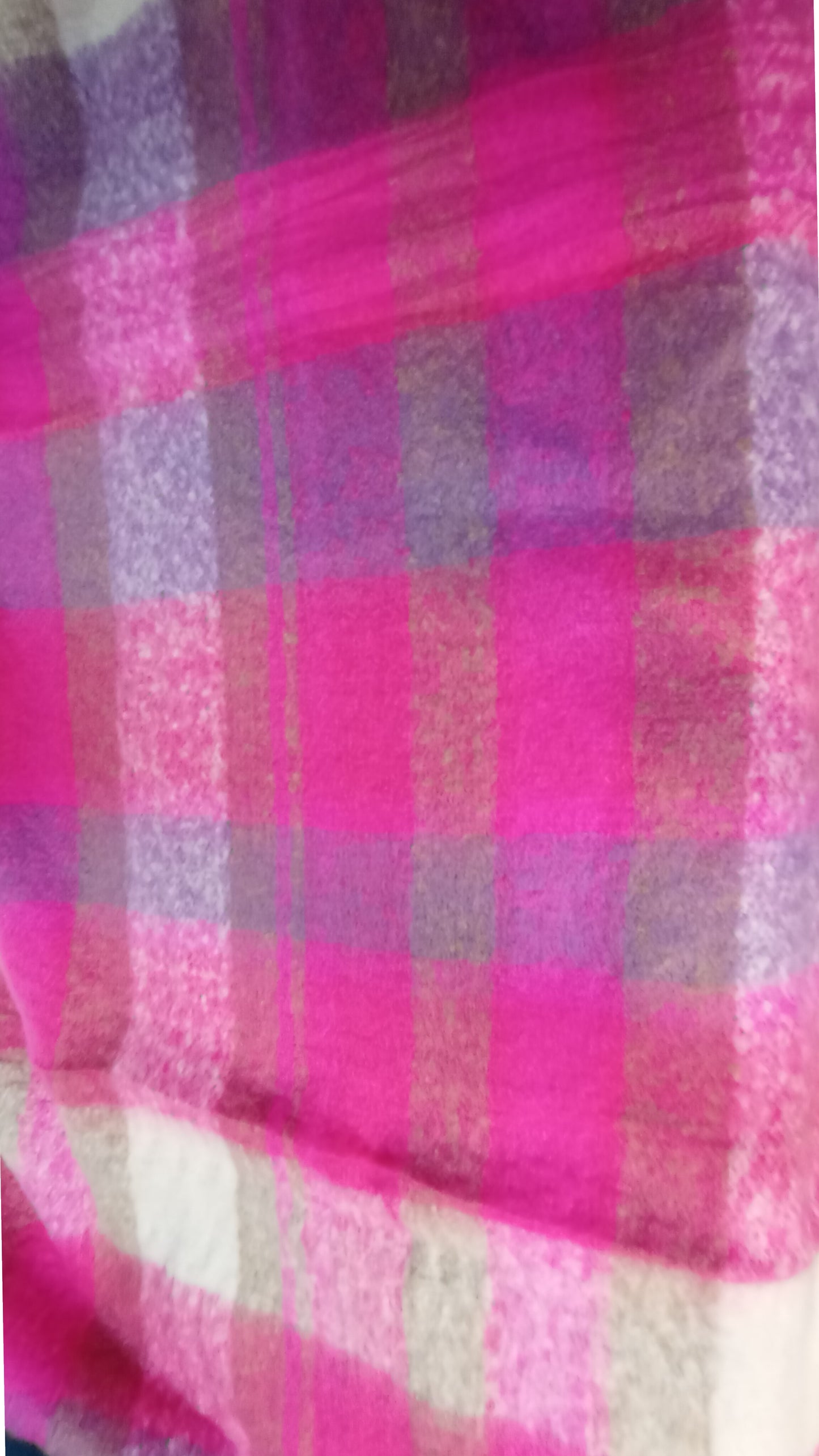 dicker, weicher Winterschal "kariert" in pink, lila, beige und wollweiß, mit Fransen