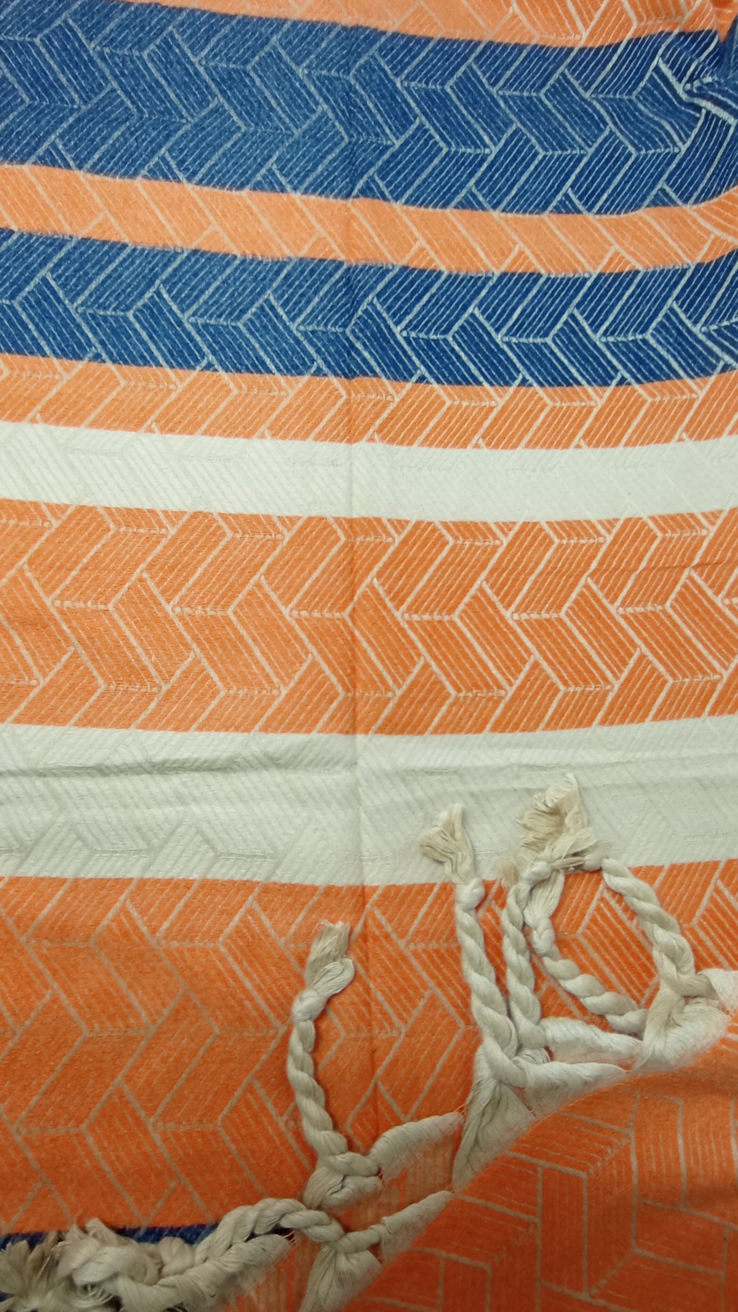 Kuscheliger Winterschal "Farbmix" in orange, blau und wollweiß, mit Kordelfransen