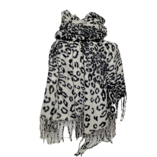 angenehmer Winterschal "Leo" in weiß und schwarz