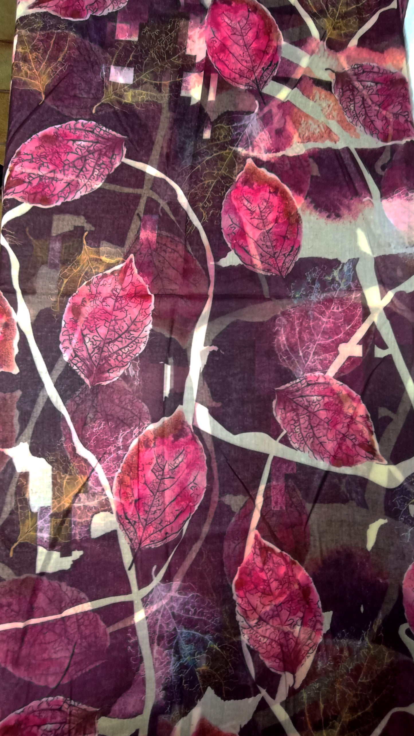 ganz leichter Übergangsschal "Herbstblätter" in beere, pink, rosa und weiß