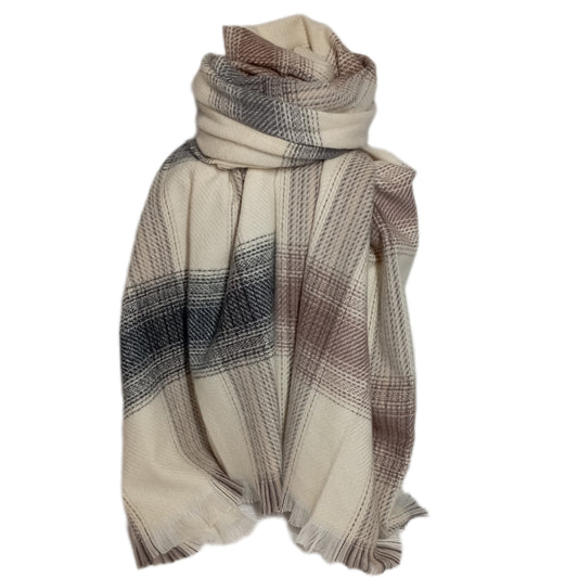kuscheliger, warmer Winterschal in wollweiß, beige und grau