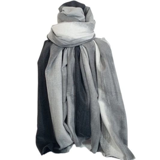 Kuscheliger Winterschal "Farbverlauf" in schwarz, grau und weiß