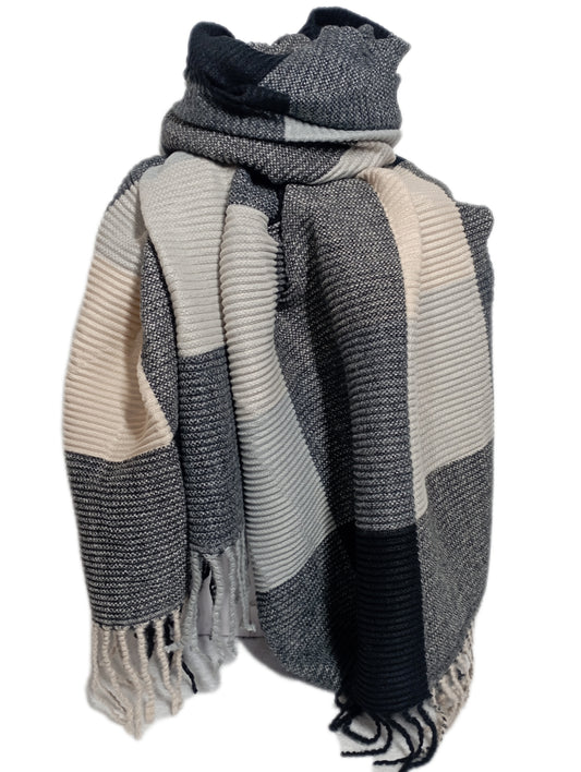 kuscheliger, warmer Plisseeschal in schwarz, wollweiß und grau