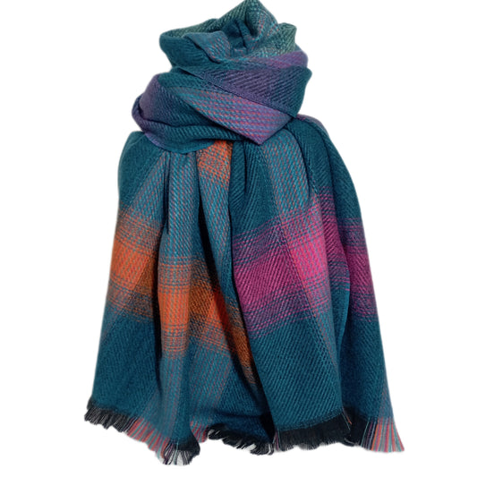 kuscheliger, warmer Winterschal in petrol, pink und orange
