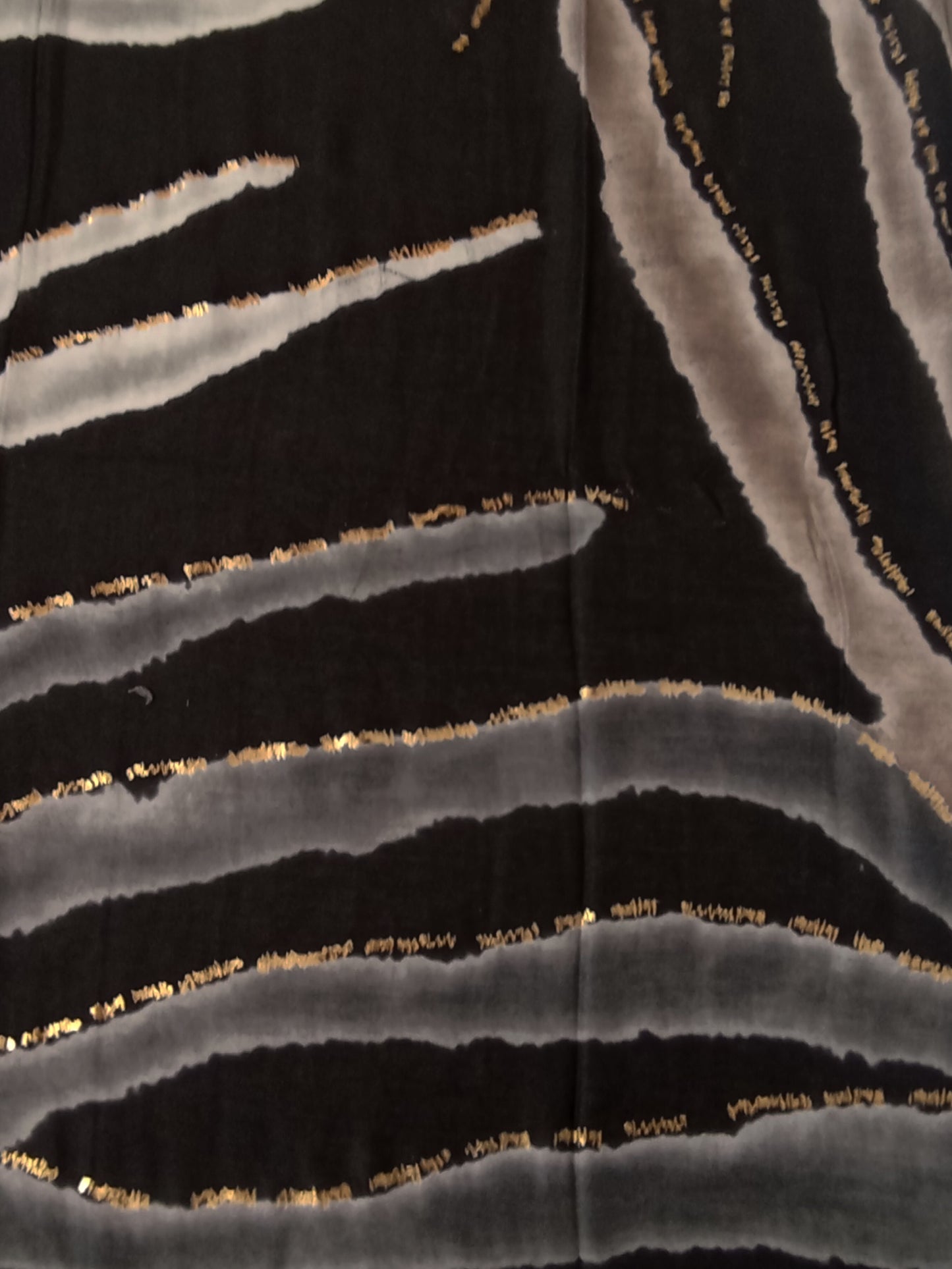 Kräftiger Winterschal "Zebra" mit Goldapplikationen in schwarz-grau