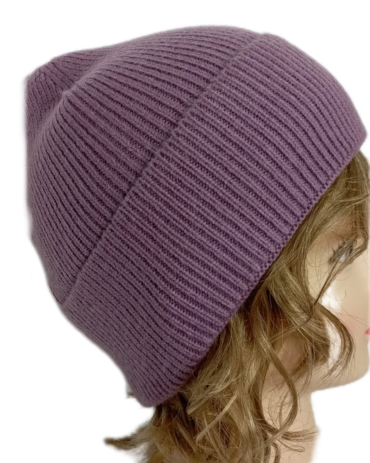 tolle, gut sitzende Beanie-Mütze mit doppeltem Rand in dunklem flieder