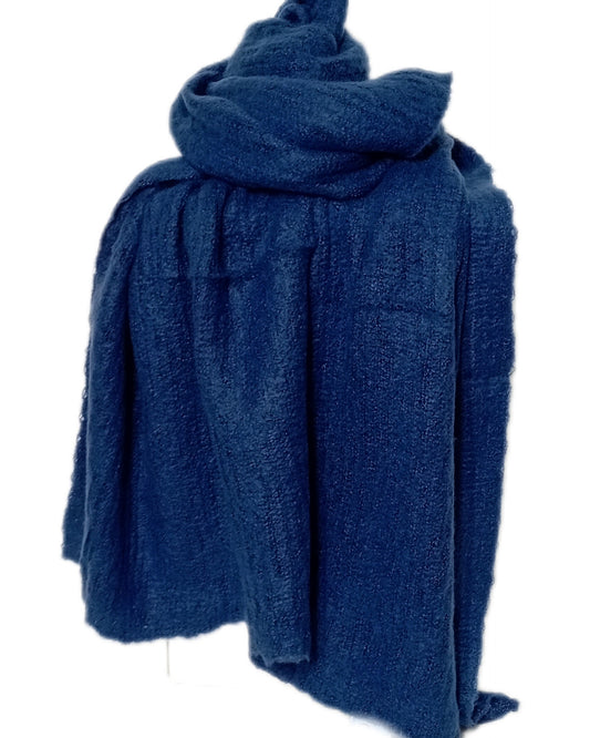 kuscheliger Winterschal "Strickoptik" einfarbig in blau,  "Designed in Italy"