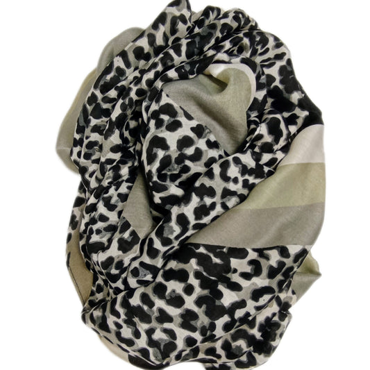 Warmer Winterloop "Leoprint" in grau, schwarz und weiß