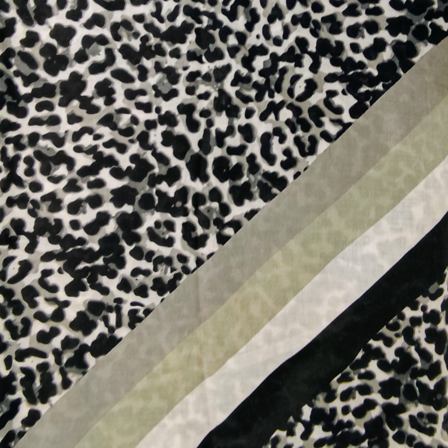 Warmer Winterloop "Leoprint" in grau, schwarz und weiß