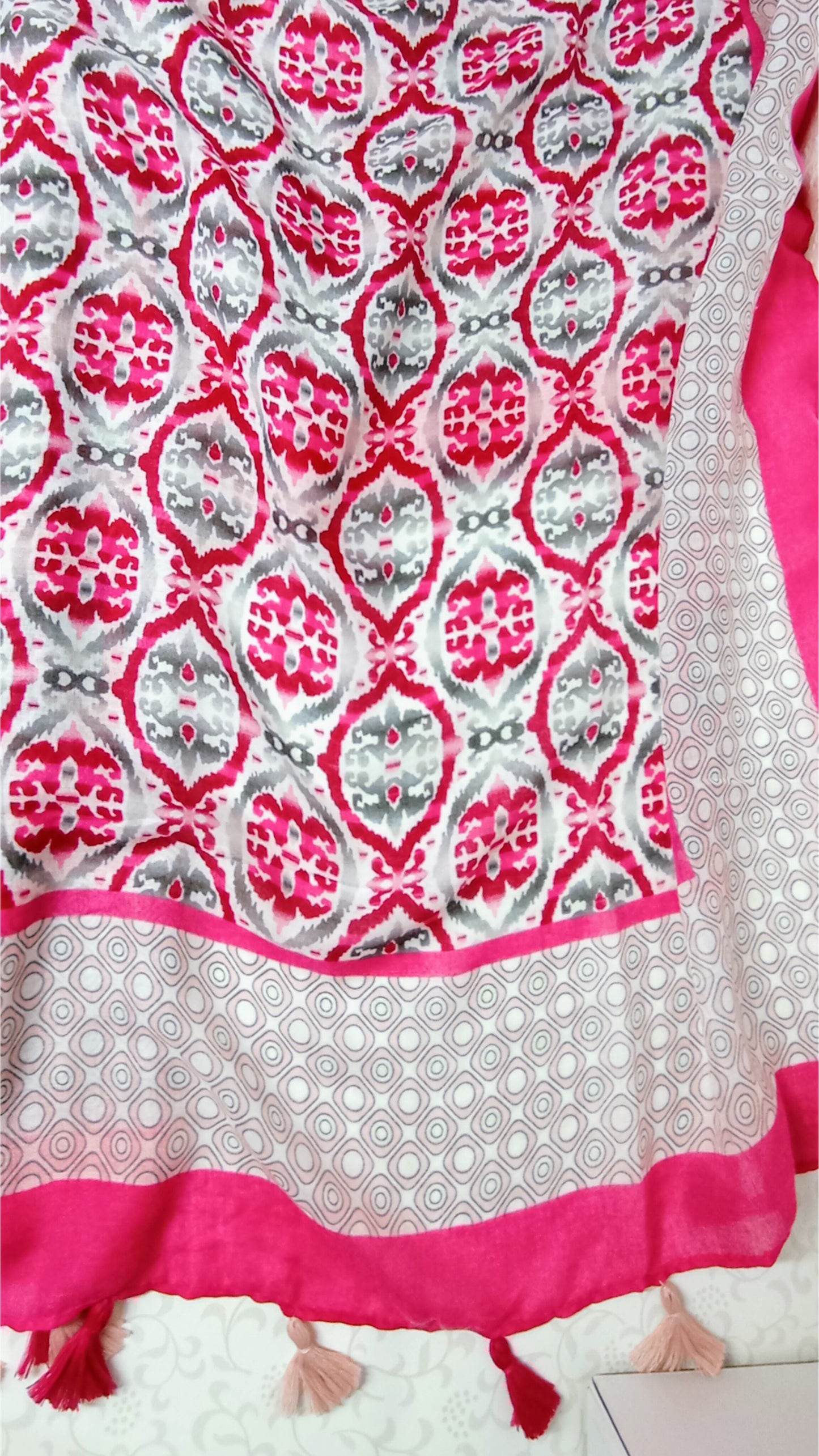 Schal "Mix" mit Bommeln, in pink, grau und weiß